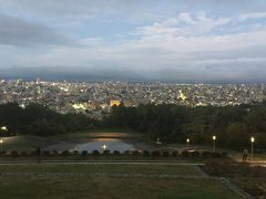 『旭山記念公園』から眺める夕暮れ時の札幌市内です。