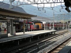 嵯峨嵐山駅まで戻ってきました。
電車を待っていたらトロッコ列車が入線してくるところが見えました。
