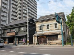 左側：小樽市指定歴史的建造物
第６８号　旧塚本商店

説明HP
https://www.city.otaru.lg.jp/simin/gakushu_sports/kenzo/f_s/f_s68.html