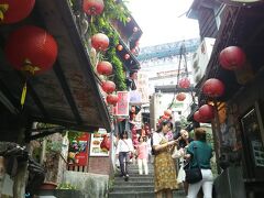 お約束のこの場所も早い時間なら、混雑も少なめ。
まだ、昼過ぎですが台北へ移動します。
この時間ならバスの混雑もありませんね
