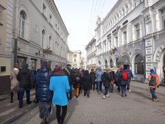 朝食が終わったら、旧市街で開催中のカジューカス祭へ出かけます。今日は2日目。昨日よりも早い時間なのに、今日はもうこんなに人がいます。