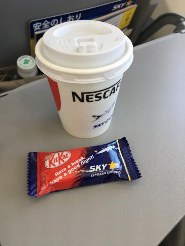 ネスカフェとコラボ中でいくつかの路線でキットカットとホットコーヒーのサービスがあります。<br />去年の茨城-新千歳でもあったなあ。