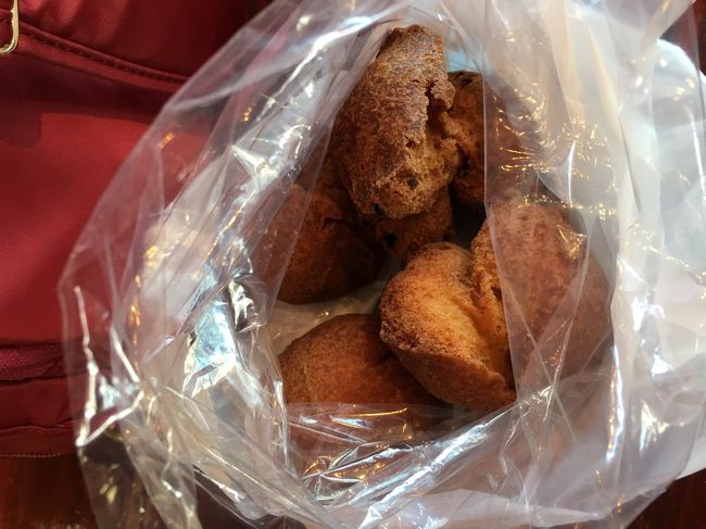 空港からレンタカーの拠点までバス移動し、ホテルに向け出発。<br />途中おんなの駅に寄って大好物のサーターアンダギーを買い