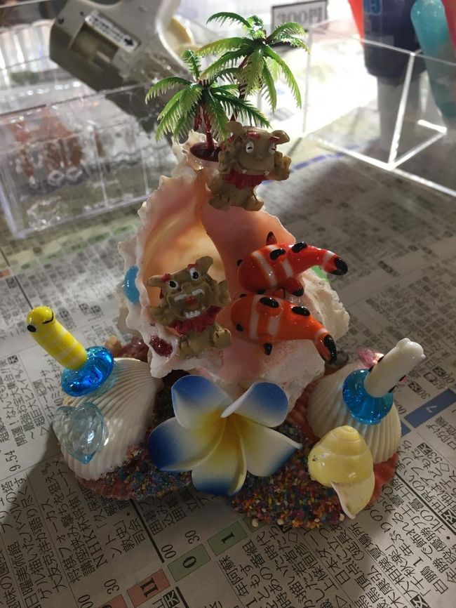 1日目の夜はホテル内の貝殻やサンゴを使って作品作りのできるところで工作。