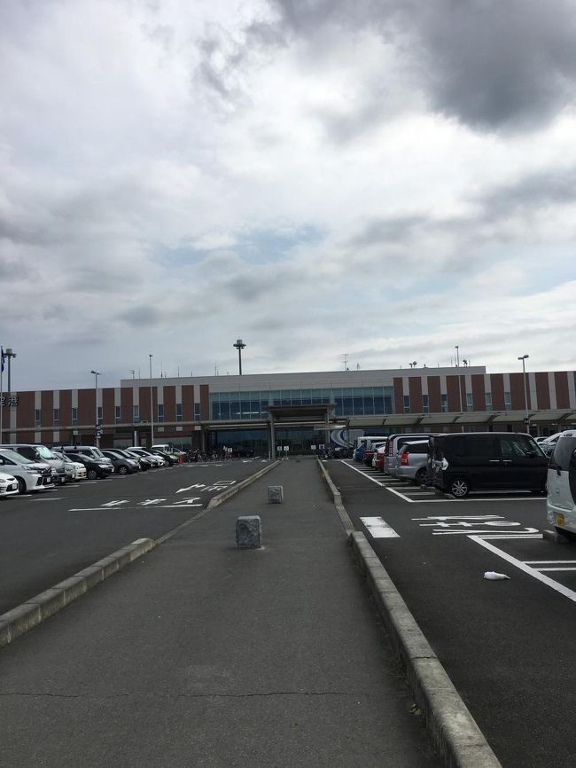 最寄りの茨城空港までは車で20分くらい。でも余裕をもって家を出て本当によかった！<br />あと3分で空港って感じのコンビニに寄ったら、息子「このサンダルきつすぎる！」親的には大丈夫そうな感じですが、言い出したら聞かない子なので急いで家に引き返し別のサンダルに交換。<br />それでも搭乗時間には余裕のある感じで空港着できてホッとした～。