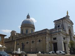 Basilica di Santa Maria degli Angeliサンタ・マリア・デリ・アンジェリ聖堂

小さき兄弟団（今もこれがフランチェスコ会の正式名称）の始まりの地ポルツウィンコラを堂内に有した聖堂。フランチェスコが臨終の地に選んだのもここ、という重要な地

新市街なので行けないな～、っと思ったら車でビューンと寄ってくれることに！

大きく立派な聖堂の中に、ポツンと金色の礼拝堂。これがポルツウィンコラかぁ～。あるんじゃなくて、建っている。タイムマシーンで現れた、みたいなちょっと異空間
ここは信者の人たちが「感じる」場所なんだろうな
