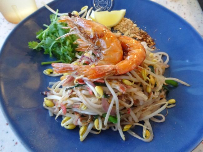 パッタイ(*^^)<br /><br />めちゃおいしかったー！<br /><br />海を眺めながら<br />風にふかれながら<br /><br />テラスでいただくご飯は絶品(//∇//)