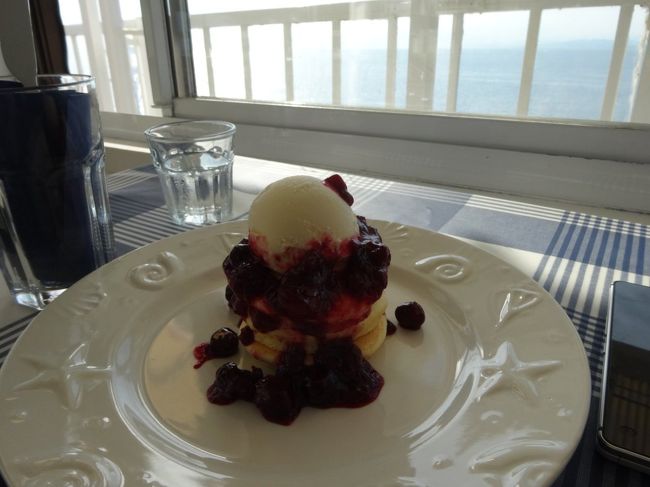 海をみながらパンケーキ(^^)<br /><br />きゅーけー