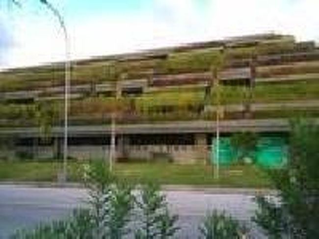 [２０１４/８/９]<br /><br />先ほどの門を背にすると、道路を隔てて反対側にきれいにガードニングされた立体駐車場がありました。