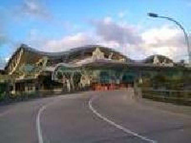 [２０１４/８/９]<br /><br />フェンスの終わりに来たら右手へ回り込むと、出発階へ上がっていく道になります。