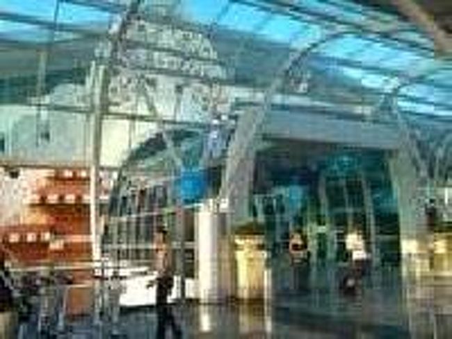 [２０１４/８/９]<br /><br />こちらが出発階(3階)への入口です。こちらもガラス越しに神殿風の門が見えます。