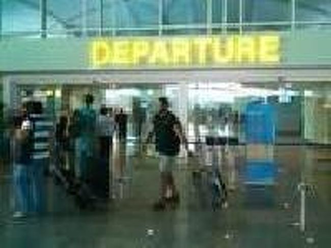 [２０１４/８/９]<br /><br />ホールの半分反対側にチェックインができる出発ホールがありました。ここではチケットの検査があり、乗客しか中に入れません。<br /><br /> 空港内の案内は、こちらを参照。<br />http://www.bali-oh.com/airportmap_arrival.html