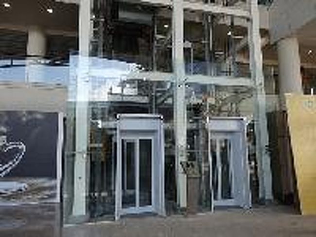 [２０１４/８/９]　(写真はイメージです)<br /><br />僕は車の往来の激しい道路を歩いて到着階から出発階へいきましたが、実際は到着階から出発階へはエレベーターかエスカレーターでいけます。あしからず。