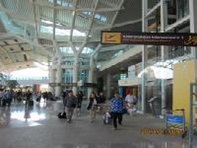 [２０１４/８/９]<br /><br />次に国内線ターミナルへご案内します。　　　　　　　　　　　　　　通関後、到着ホールに来たら右の方へ歩いて行く感じです。<br /> 建物の角に来ると