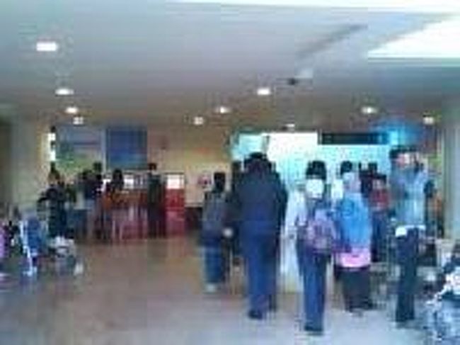 [２０１４/８/９]<br /><br />中へ入っていくと、前方にはエアアジアのセルフ・チェックインの機械がありました。