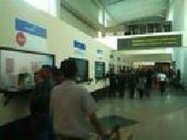 [２０１４/８/９]<br /><br />さらに行くと、通路沿いには各航空会社の切符売り場のカウンターがあります。<br /> 左手手前から、①エアアジア　②MERPATI　③LION AIR<br /> ④BATIK AIR　⑤WINGS AIR　⑥CITI LINK　⑦TIAER AIR<br /><br />注意：頭上の緑の看板を見ると、「一時的な国内線のターミナル」という表示がありました。国際線を優先にしたため、国内線のターミナルはまだ完成していないということですかね！