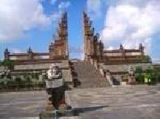 [２０１４/８/９]<br /><br />空港の隣には神殿のような建物があります。<br />さらに、神殿の隣には広い駐車場の敷地があり、タクシーなどもたくさん駐車していました。<br /> 空港の敷地寄りに建物があり、人が集まっていたので行ってみると、何と国内線の到着ターミナルでした。