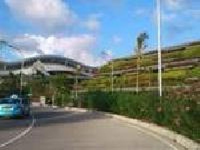 [２０１４/８/９]<br /><br />何とかして以前のように安いベモなどに乗ってクタへ行ける方法を考えてみました。空港の横には料金所のようなチェックポイントと、幹線道路が東に延びていた。ただ高いフェンスがあって、到着ホールから直接行けず、空港を背にして立体駐車場の右手側を抜け、出発階へ向かう道路を横切っていくと