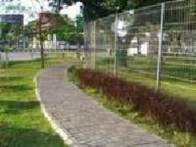 [２０１４/８/９]<br /><br />フェンス沿いの歩道に出ます。ここを歩いて行くと