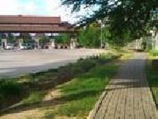 [２０１４/８/９]<br /><br />前方に空港内に入るためのチェックポイントが見えます。<br /> 左手側には空港を出るためチェックポイントがあります。<br /><br />このチェックポイントの前でベモを探してみましたが走っていませんでした。