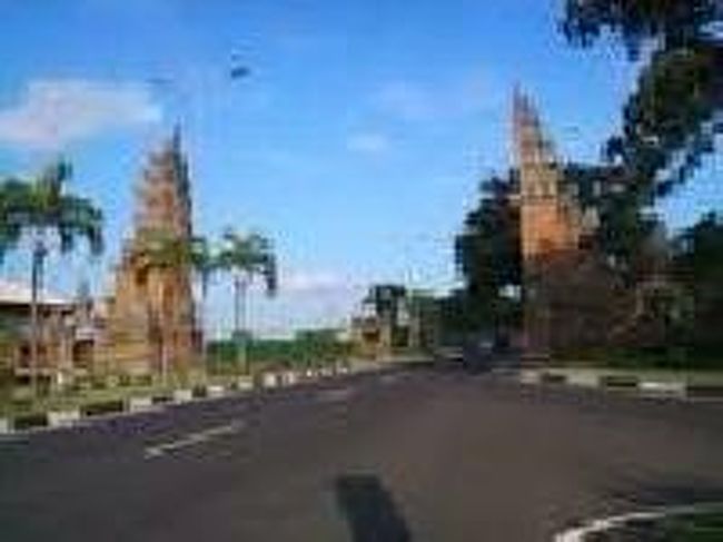 [２０１４/８/９]<br /><br />神殿の入口のような門がみえます。