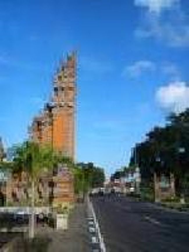 [２０１４/８/９]<br /><br />道路の真中には空港の表示があるモニュメントが。