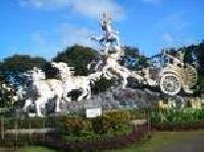 [２０１４/８/９]<br /><br />空港から歩いて25分位でトゥバンにあるガトッカカ像が見えてきました。あ～疲れた。タクシーを頻繁に見るけど、モベを見つけることはできなかったです。