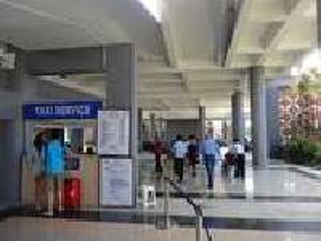 [２０１４/８/９]<br /><br />結局タクシーでクタヘ行くことに。でも通関後に到着ホールに出て右手側に向かったところにある「TAXI　SERVICE」で空港タクシーを頼むのではなく、