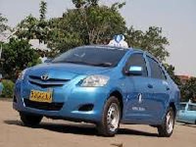 [２０１４/８/９]　(写真はイメージです)<br /><br />僕は空港を出る予定のブルーバード(タクシー)を捕まえてクタヘ向かいました。やっぱりインドネシアに来たらブルーバードでしょう！！<br />09：19に出発。てっきりタクシーはチェックポイントを過ぎると、そのままガトッカカの像へ向かうと思っていたら、すぐ左折して空港の敷地の外側の一般道路を走ったと思ったら、すぐ右折して、空港を背にして北上していきました。