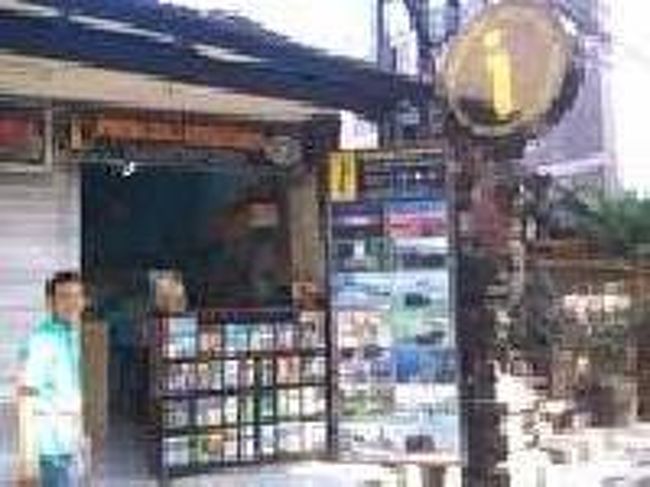 [２０１４/８/９]<br /><br />これからウブドヘ行くためにバスの切符を買いに。<br />プラマ社のオフィスまで行こうとしたが、案内所でもバスの切符が買えるということなので購入することに。<br />10時発のウブド行きが60000ルピアとのこと。支払って領収書がもらえるのかなと思っていると、案内所の人が「さあ行こうか！」と言ってきた。