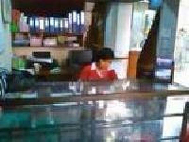 [２０１４/８/９]<br /><br />小さなカウンターがあった。ここはチェックインカウンターらしい。<br /><br />クタからウブドへ出発するシャトルバスは、毎日　06：00/10：00/　13：30/16：30　です。