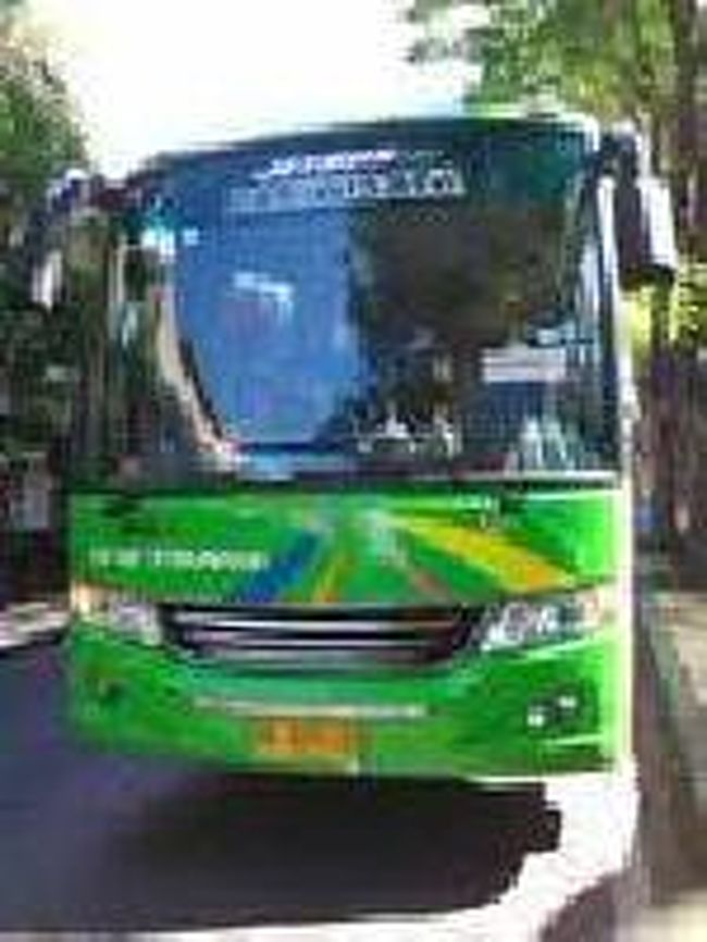 [２０１４/８/９]<br /><br />こちらがウブドまで行った中型バスです。乗車後、女性が入ってきて赤いカードを回収していった。<br />10：00ちょうどにバスは出発。<br /><br />プラマ社のHPはこちらです。<br />http://peramatour.com/jp/