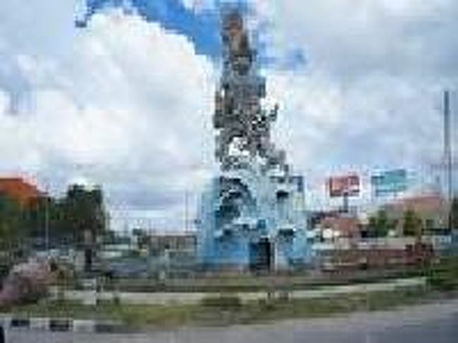 [２０１４/８/９]　(写真はイメージです)<br /><br />行きも帰りも、このシンパン シウールは三差路の交差点を通りました。ここからヌサドゥア、クタ、クロボカン、サヌールやウブド方面へと道路が延びています。中央に立つのはインドの叙事詩「マハバラタ」に登場する「ビマ」と「デワ・ルチ」で、海底の聖水を奪おうとするビマと龍の戦いを表しているそうです。