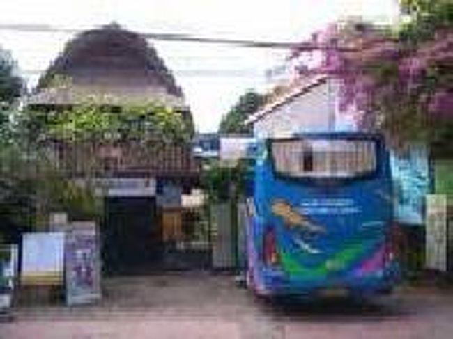 [２０１４/８/９]<br /><br />11：39にウブドのプラマ社バス乗り場に到着。<br />バスはクタからグラライ・バイパスを通ってサヌールを経由して北上していきました。後半は県道のような細い道を走り、上がったり下がったりしていく感じでした。車窓から田園風景が楽しめました。