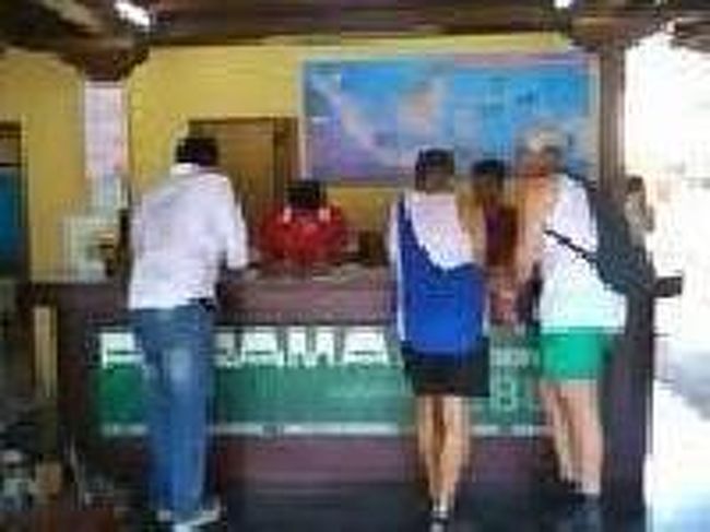 [２０１４/８/９]<br /><br />バス乗り場からウブド市内へ行く前に、翌日の切符を購入しました。ウブドからクタへ毎日5便運航されています。<br />08：30/10：30/12：00/15：00/18：00　です。<br />そのうちクタ経由で空港まで行くバスは10：30と18：00です。<br /> 翌日は13：00の飛行機でジャカルタへ向かうので08：30のバスを予約しました。