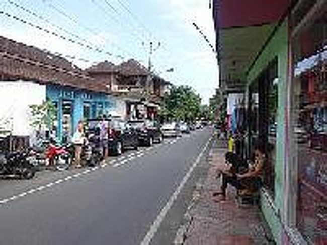 [２０１４/８/９]　(写真はイメージです)<br /><br />写真はハノマン通りを振り返って撮ったところ。(北側から南へ)　お店はアートなショップが多いです。