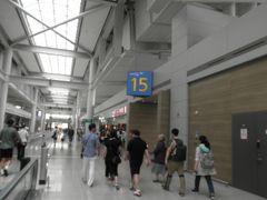 2017年7月3日、プラハへ向けて出発です。
大韓航空利用、仁川空港乗り継ぎでした。
こちらは乗り継ぎGateエリアの写真です。

仁川空港は初めてでしたが、事前に「日本語・英語の案内表示があり、乗り継ぎが簡単」と情報を得ていたので、あまり心配していませんでした。
実際その通りで、スムーズに乗り継ぎが出来ました。

大韓航空も初めて利用しましたが、機内では快適に過ごす事ができました。
CAさんは親切ですし、制服の色が爽やかな淡いブルーで、素敵だなと感じました。
お食事も、なかなか美味しかったです。