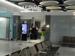 ヒースロー空港の待合室から見たASPIRE（アスパイア）
ラウンジです。
ターミナル５にあります。
パン、ケーキ、アルコール、スクランブルエッグ、ハムなどが
ありました。