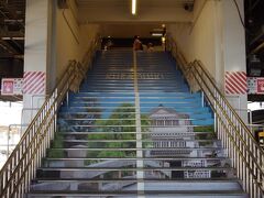 ホテルをチェックアウトし、倉敷駅にやってきました。　駅の階段には、美観地区が描かれています。