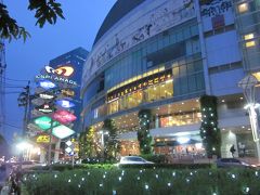 食後はぶらぶら歩いて「エスプラネード」へ来ました。

ここは大手チェーン店舗が数多く入っているので、暑さにバテた時は重宝します。
また、日系店舗も多いので体調崩した時は助かります。