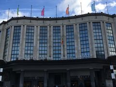 カーブがカッコイイブリュッセル中央駅を見てから、さらに壁のマンガを求めてバスに乗り、マロー地区の方へ移動。