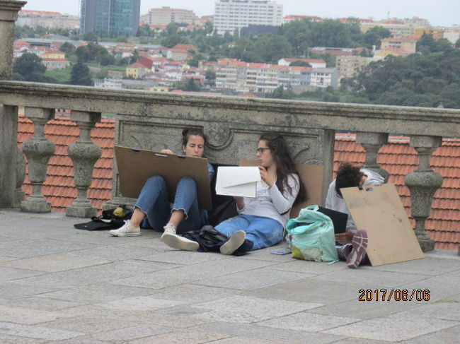 地元の画学生か、大聖堂を熱心にスケッチしている。