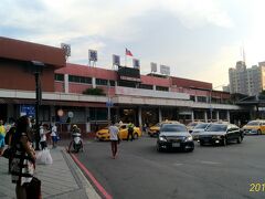 17:15　台鉄桃園駅（写真は旧駅舎）
台鉄では台北についで大きな駅。周辺もにぎわっています。
ここからホテルまで歩いていきます。
私はスマホアプリ・グーグルマップのルート検索機能を使いました。