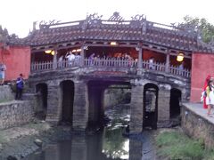 1593年に日本人が建てたといわれる屋根付きの橋で、当時ホイアンにあった日本人町と中華街を結んでいたらしい。ベトナム紙幣のデザインにも使われているそうです