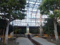 中には温室の植物園がありました。