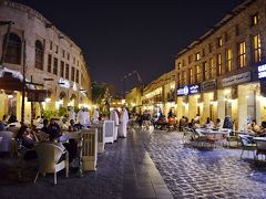 スークは古い時代の湾岸地域の街並みをデザインした建物が並び、土産物屋やレストランが並んでいるので、ちょっと寄るだけの観光であれば十分に楽しめる場所。
メインの通りはどことなく某ネズミーランド的な完成度の高い人工的雰囲気が漂う不思議な空間。