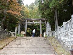 最寄りの長野インターは通過しました。　通勤時間帯の長野市内の渋滞を避けるためです。　長野市を迂回し、信濃町ICを出ました。遠回りですが、おそらく時間は短縮できたと思います。　本宮参道入り口を通過、中宮も過し、戸隠神社5社の一つ「宝光社」に着いたのは8時12分でした。　駐車場あり。