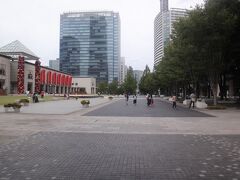 左側に『横浜美術館』
