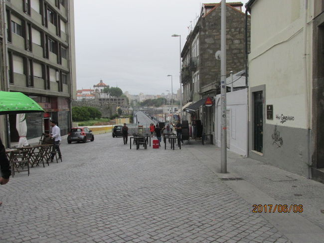 この道路を下った先にドンルイス１世橋がある。