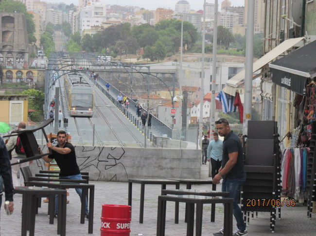 この道路はトンネルの上にできていて、橋の手前でストンと切れている。